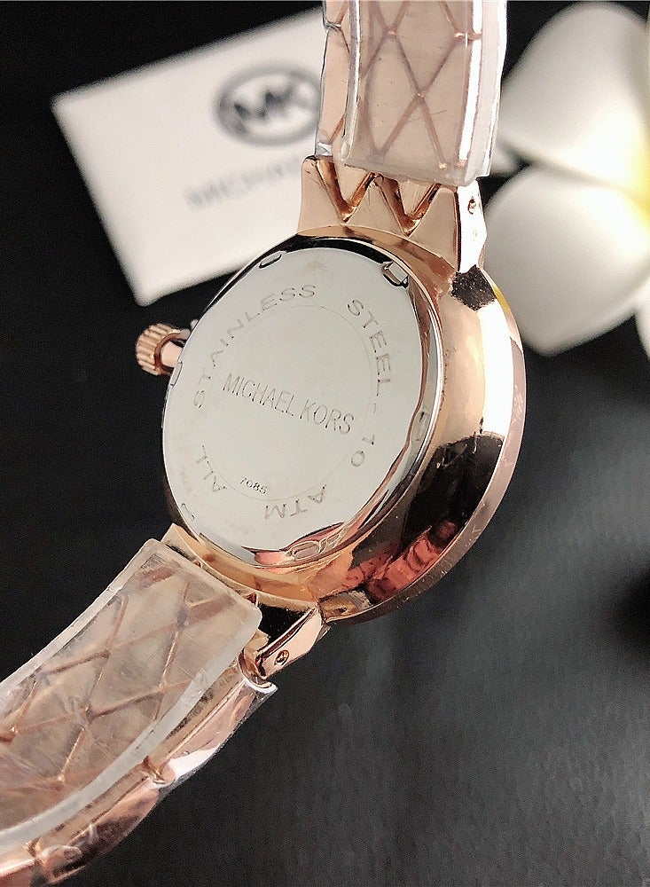 ام كي ساعة مايكل كورس MK النسائية بسوار من الذهب الوردي بتصميم معيني الشكل ومينا وردية مزينة بكريستالات لامعة - Image 3